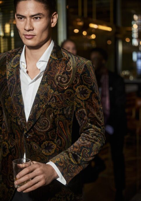 szürke kétrészes öltöny fehér pólóval