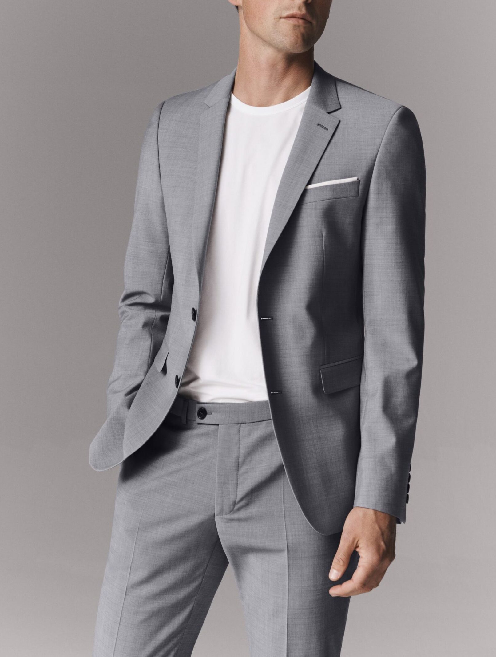 szürke kétrészes öltöny fehér pólóval