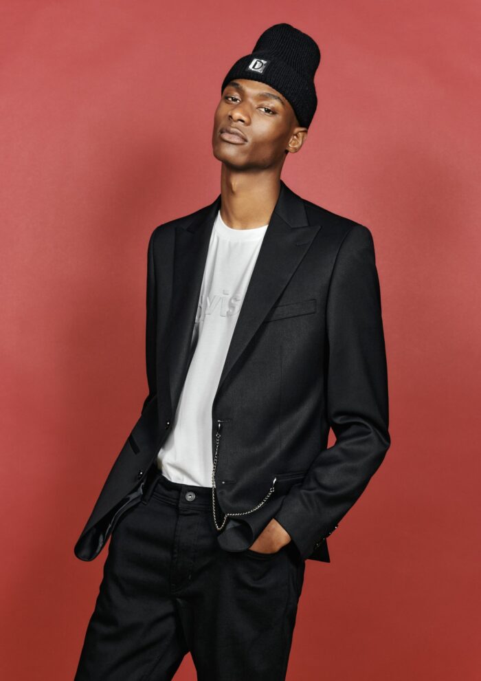 Fekete zakó street stílusban