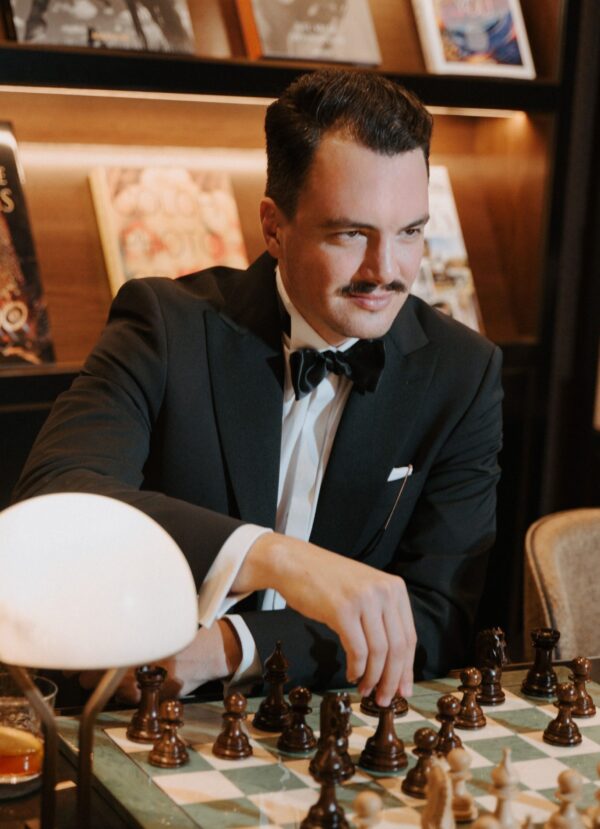 Fekete szmoking csokornyakkendővel