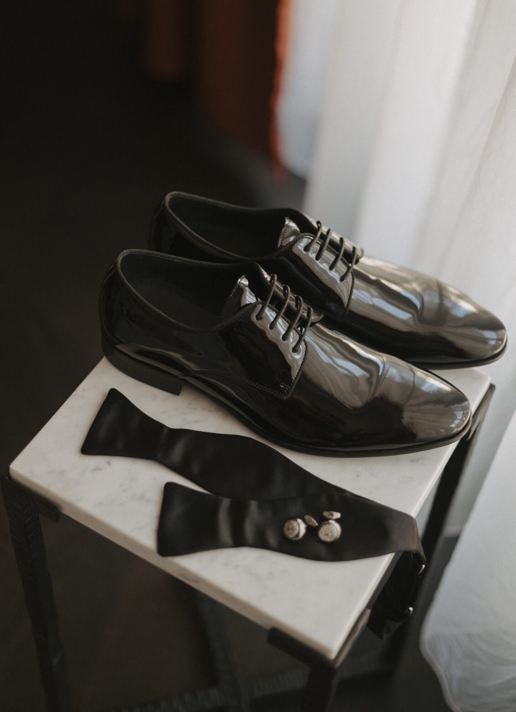 Lakkcipő és csokornyakkendő szmokinghoz